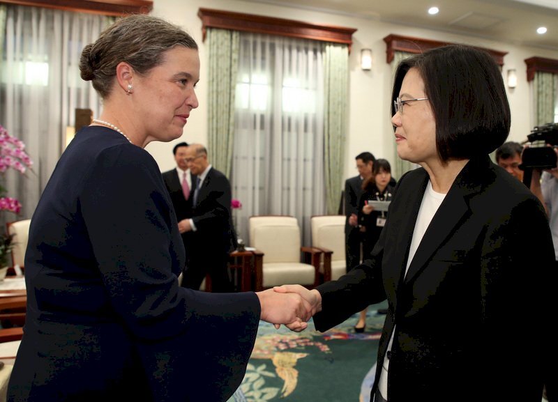 Sandra Oudkirk accueillie par Tsai Ing-wen au palais présidentiel