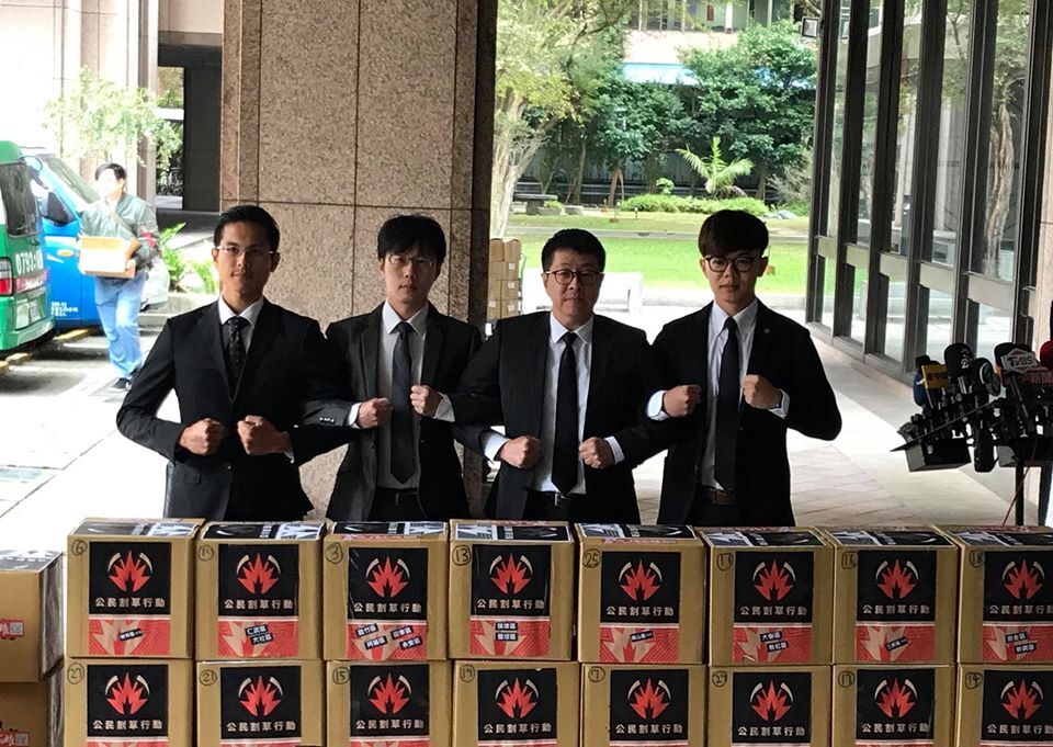 Des citoyens soumettent 30000 signatures pour demander la destitution du maire de Kaoshiung Han Kuo-yu