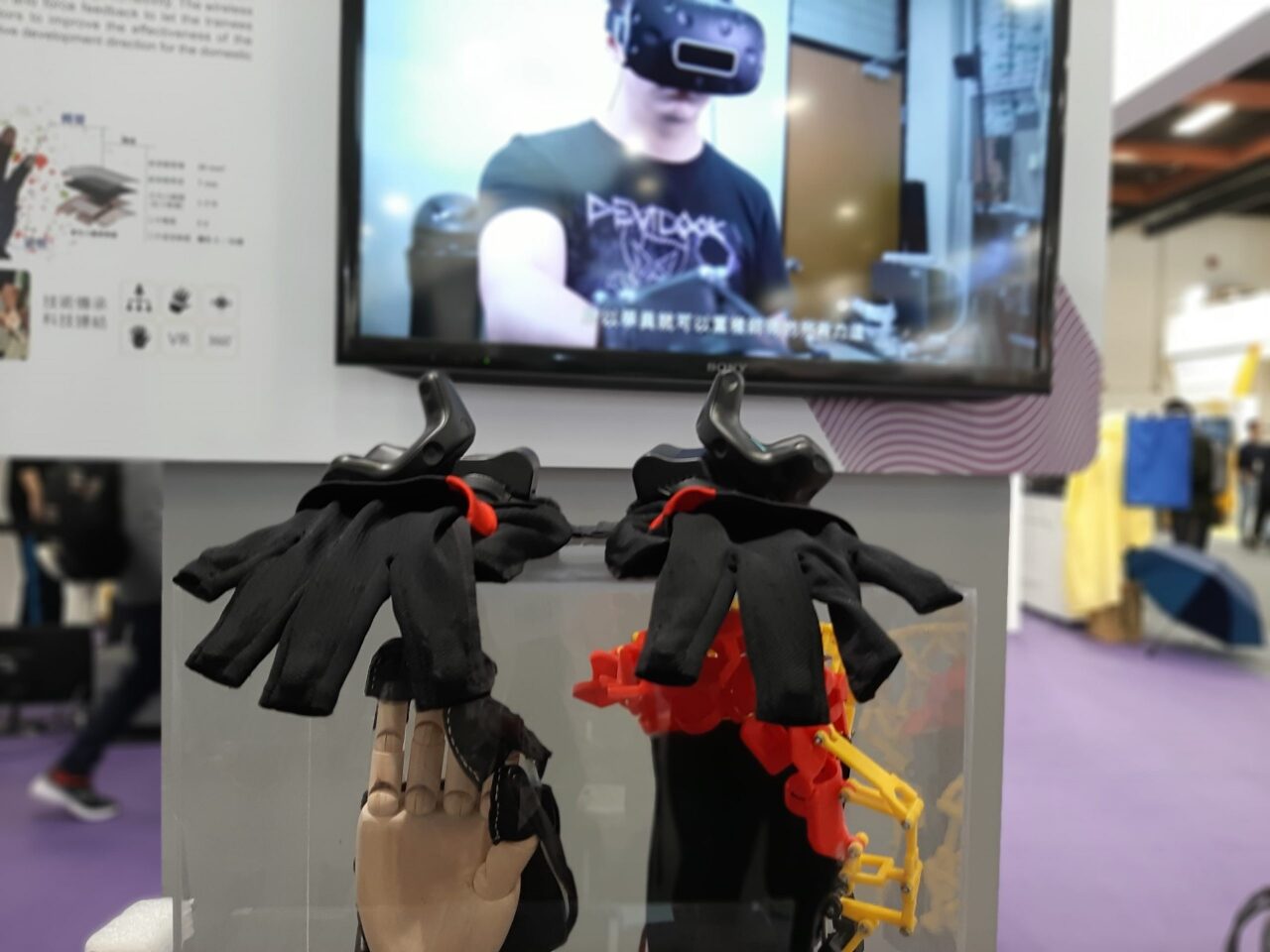 Des gants de réalité virtuelle (photo RTI)