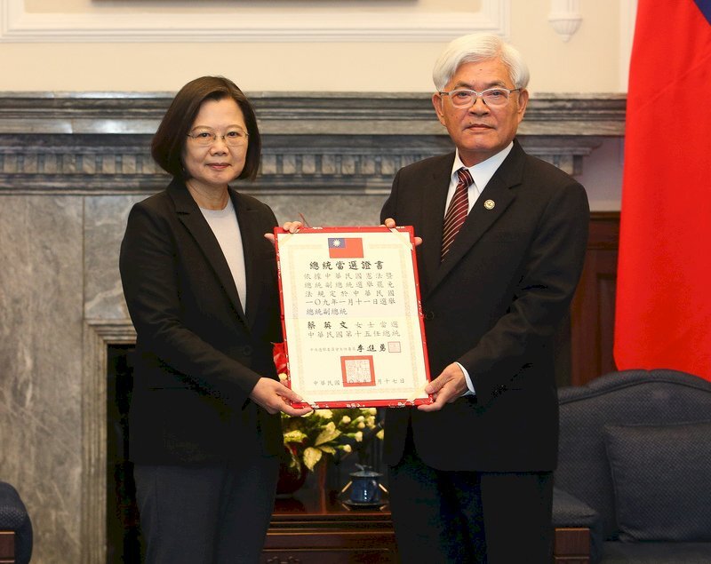 Tsai Ing-wen reçoit le certificat de sa réélection