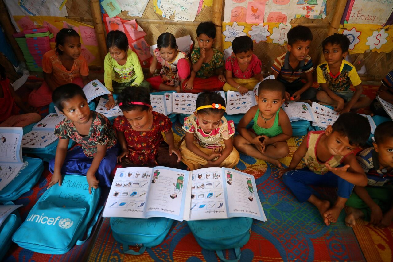 Des enfants suivent un cours de langue birmane dans une salle de classe temporaire de l'UNICEF dans le camp de réfugiés Rohingya de Cox's Bazar, au Bangladesh en avril 2019 (Image : REUTERS/Mohammad Ponir Hossain)