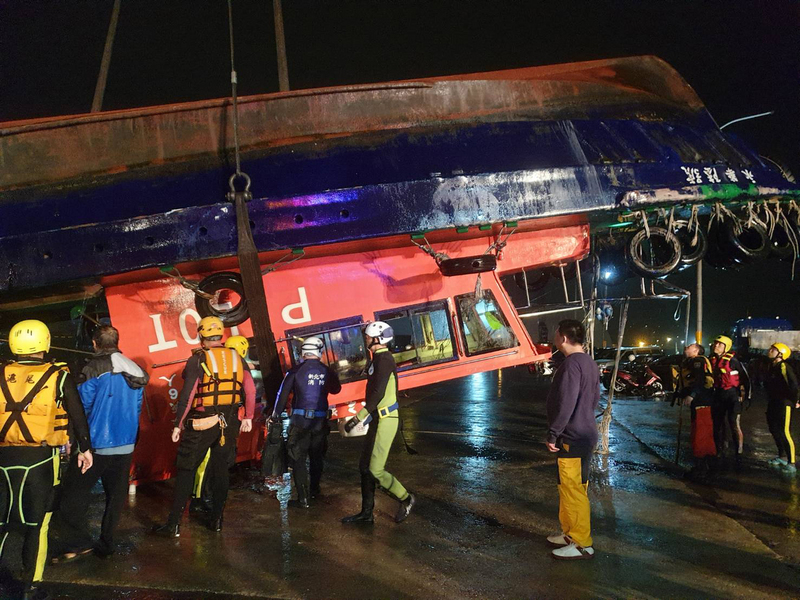 Un bateau-pilote sombré au port de Taipei après collision : deux morts