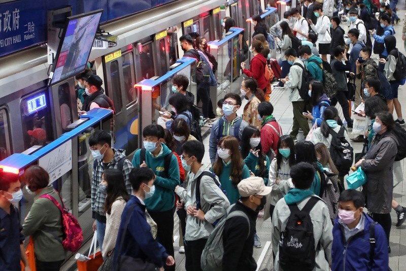 Taiwan prévoit des sanctions pour tout refus de port du masque dans les transports publics