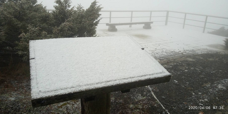 De la neige tombe sur le mont Yushan en avril