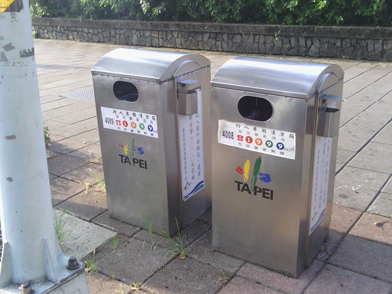 Poubelles dans la ville de Taipei (Image : Wikimedia Commons/Solomon203)