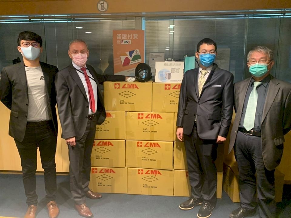Taiwan présente à la Croix Rouge française un don d’équipements médicaux