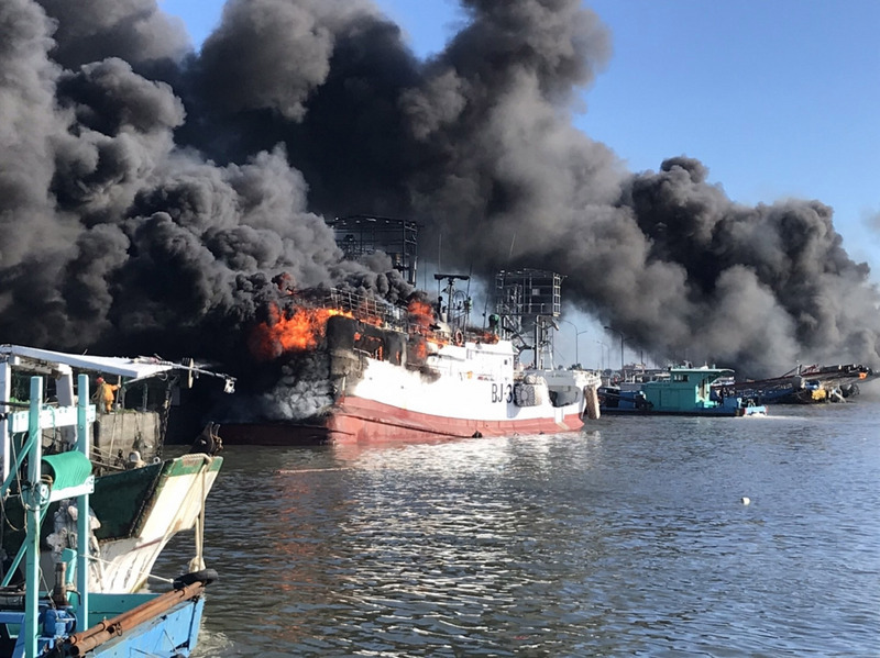 Des bateaux en proie aux flammes dans le port de pêche Yanpu à Donggang