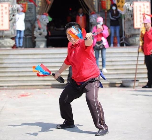 Maître Wen à la double pelle - Crédit Photo : Wen Yongqing