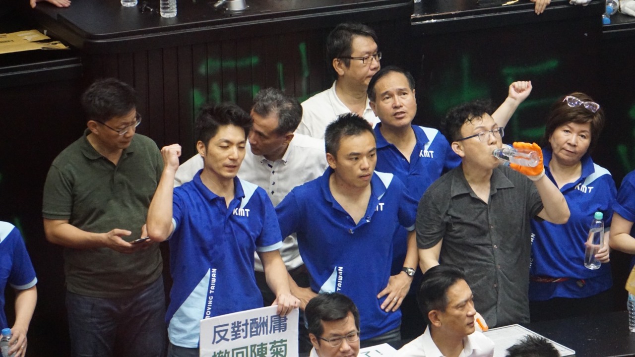 Le DPP reprend le Parlement après des échauffourées avec le KMT