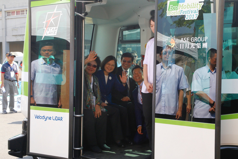 Le premier bus autonome de Taiwan lance ses services publics en route