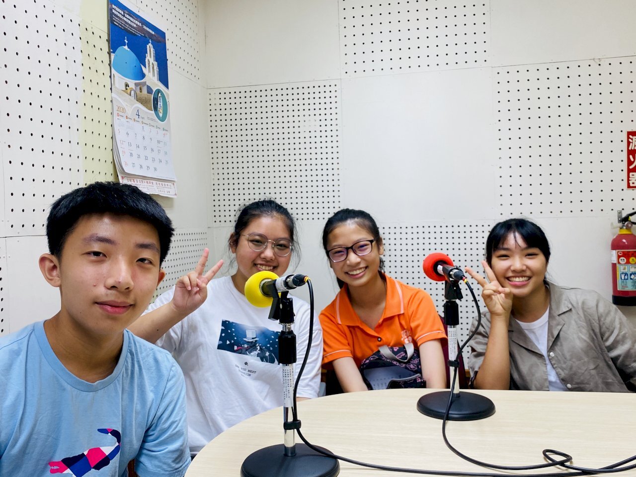 Les élèves du projet service à Fuxing de l'école Jianguo de Taoyuan Des collégiens taiwanais aident une professeure afghane et ses lycéennes