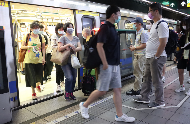 15 000 dollars taiwanais d’amende pour le non port du masque dans le métro de Taipei