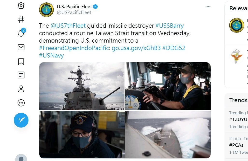 Le destroyer américain USS Barry passe dans le détroit de Taïwan