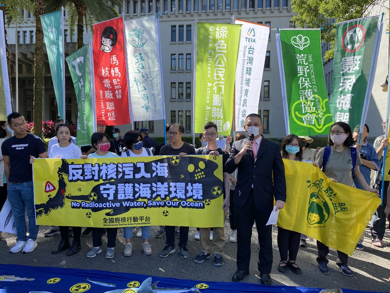 Des groupes écologistes manifestent contre le déversement d’eau contaminée dans la mer à Fukushima