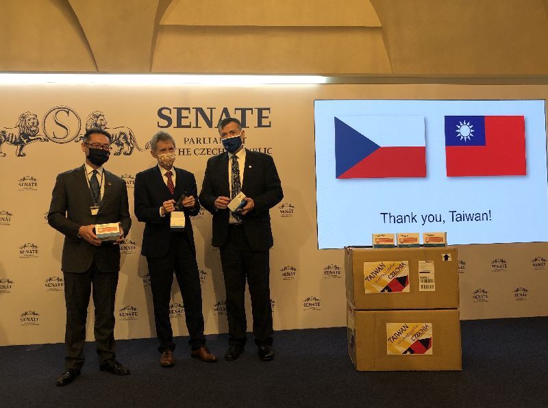 Taiwan fait don de 5 000 kits de dépistage rapide au Covid-19 à la République tchèque