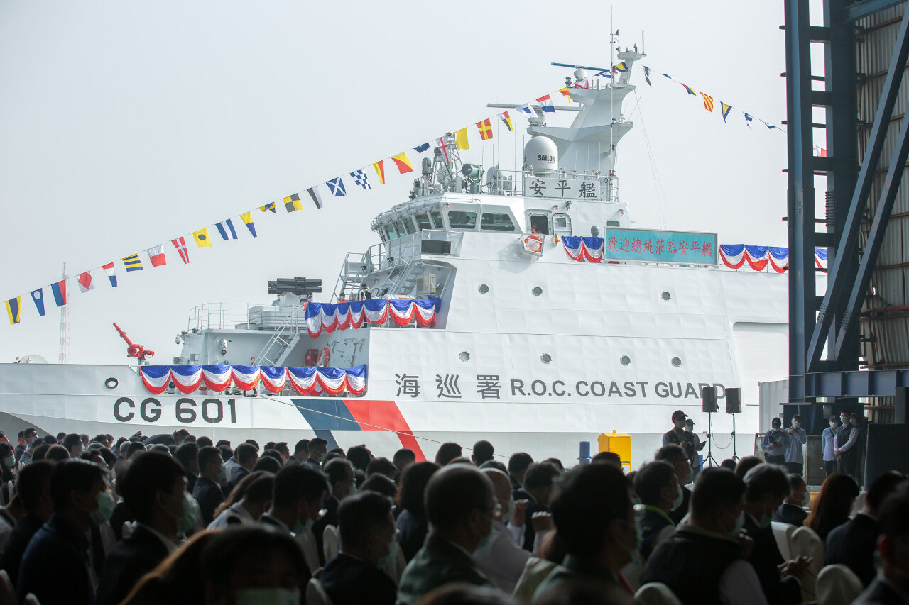 La garde-côtière reçoit officiellement la livraison de trois navires armés