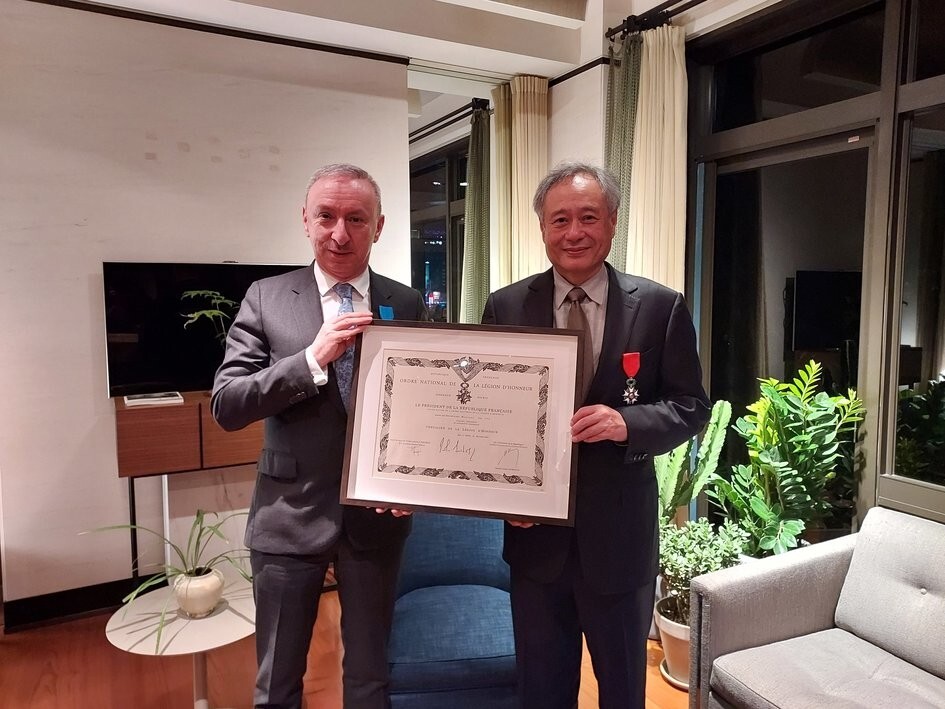 Le réalisateur taïwanais Ang Lee reçoit les insignes de la Légion d’honneur
