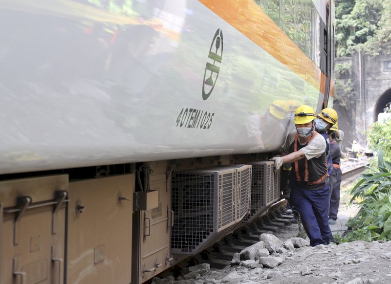 Au lendemain du déraillement tragique, l'immense travail pour sortir la rame du lieu de l'accident (Photo CNA)