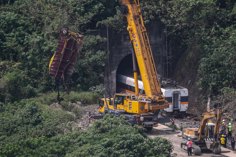 台Au lendemain du déraillement tragique, l'immense travail pour sortir la rame du lieu de l'accident (Photo CNA)