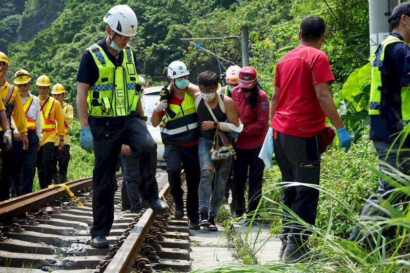 Les dons se multiplient à l’attention des victimes du déraillement du train à Hualien