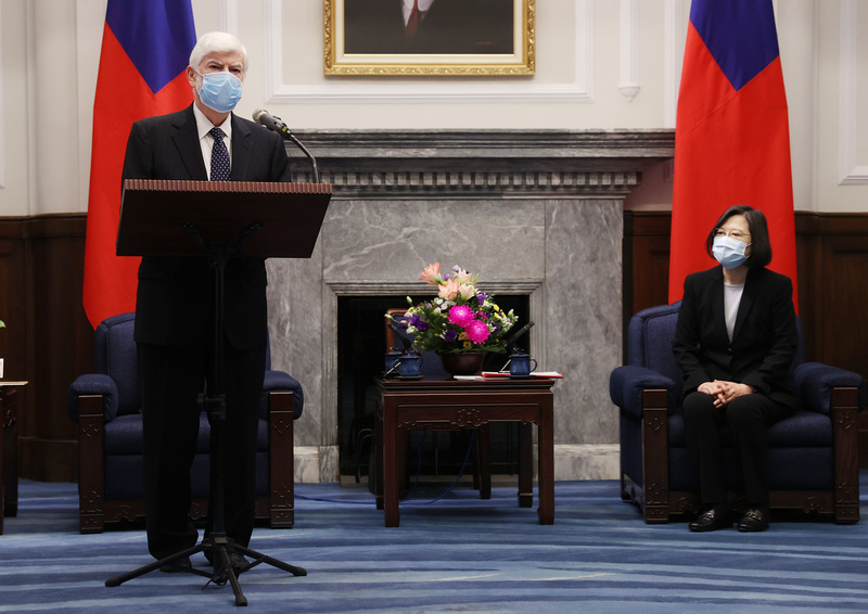 La présidente Tsai Ing-wen reçoit la délégation américaine de Chris Dodd
