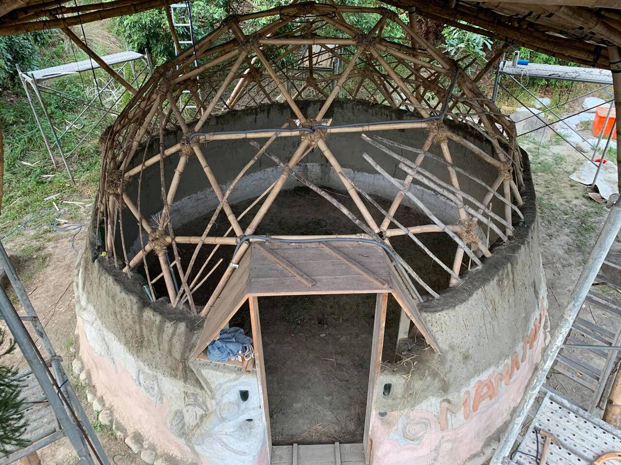 Construction d’un dôme en terre et en bambou (1/2)