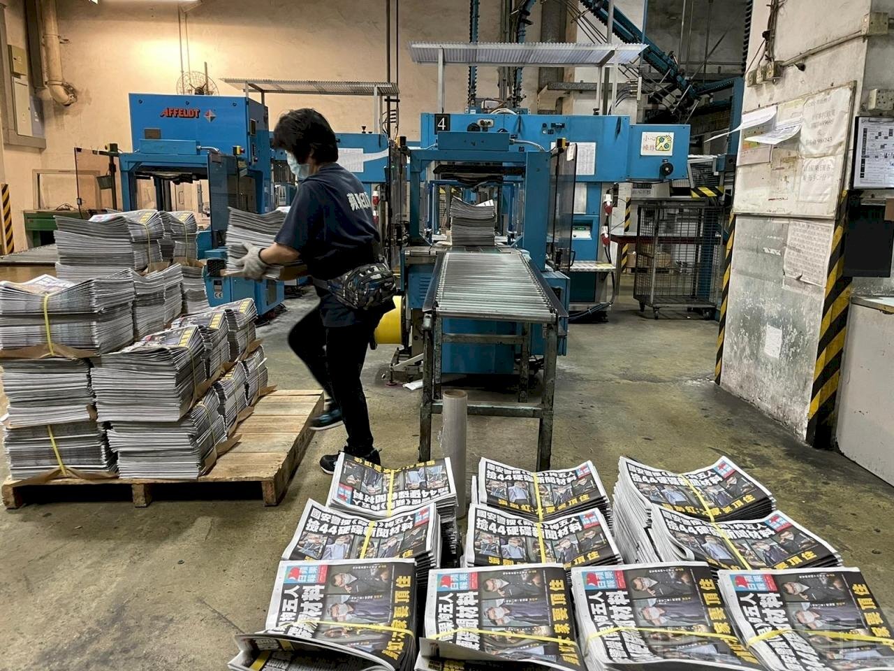 Le quotidien hongkongais Apple Daily a augmenté son tirage à 500 000 exemplaires au lendemain de la perquisition de ses locaux par la police et de l'arrestation de cinq de ses dirigeants (Image : aimable crédit de RTHK)