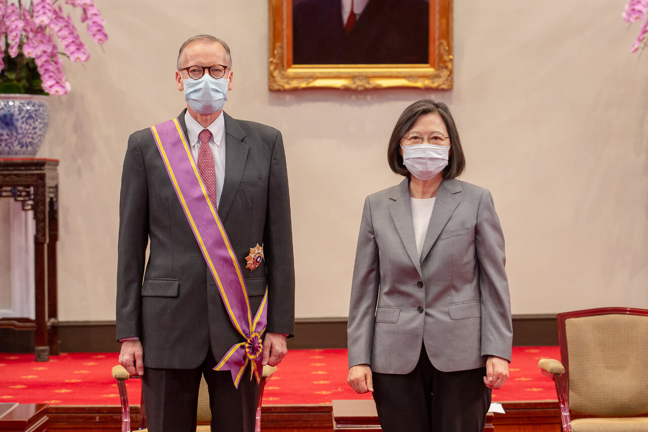 Tsai Ing-wen décore Brent Christensen pour ses contributions aux relations taïwano-américaines