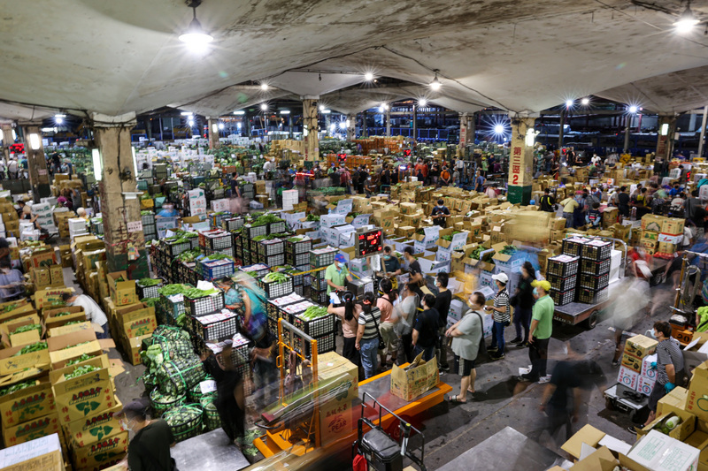 Difficile gestion du Covid-19 dans le plus grand marché de grossistes de fruits et de légumes de Taïwan