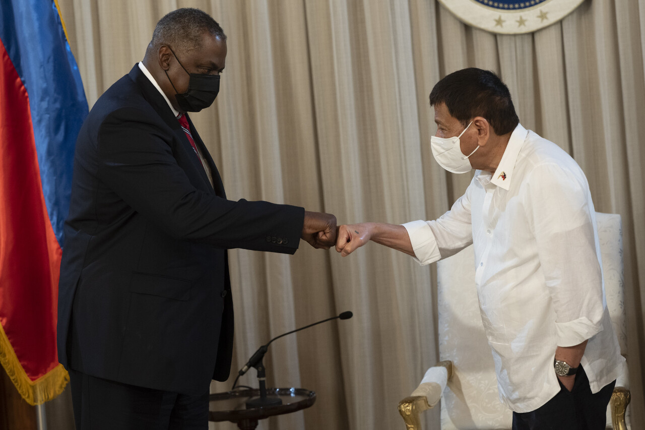 Rencontre entre le président philippin Rodrigo Duterte et le secrétaire à la Défense américain   Lloyd Austin le 29 juillet dernier à Manille lors de la tournée de ce dernier en Asie du Sud-Est (Image : Département de la Défense américain)