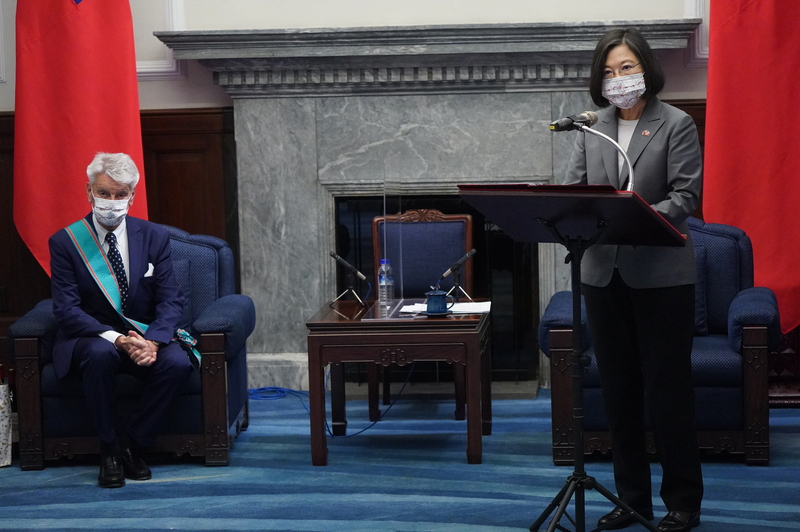 La présidente taiwanaise remet l’ordre des nuages propices au sénateur français Alain Richard