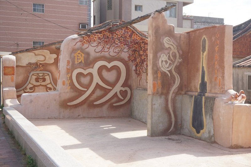 L'ariste Wu Ting-hsin (吳鼎信) fait revivre les vestiges d'une maison traditionnelle en briques rouges à Kinmen (photo CNA)