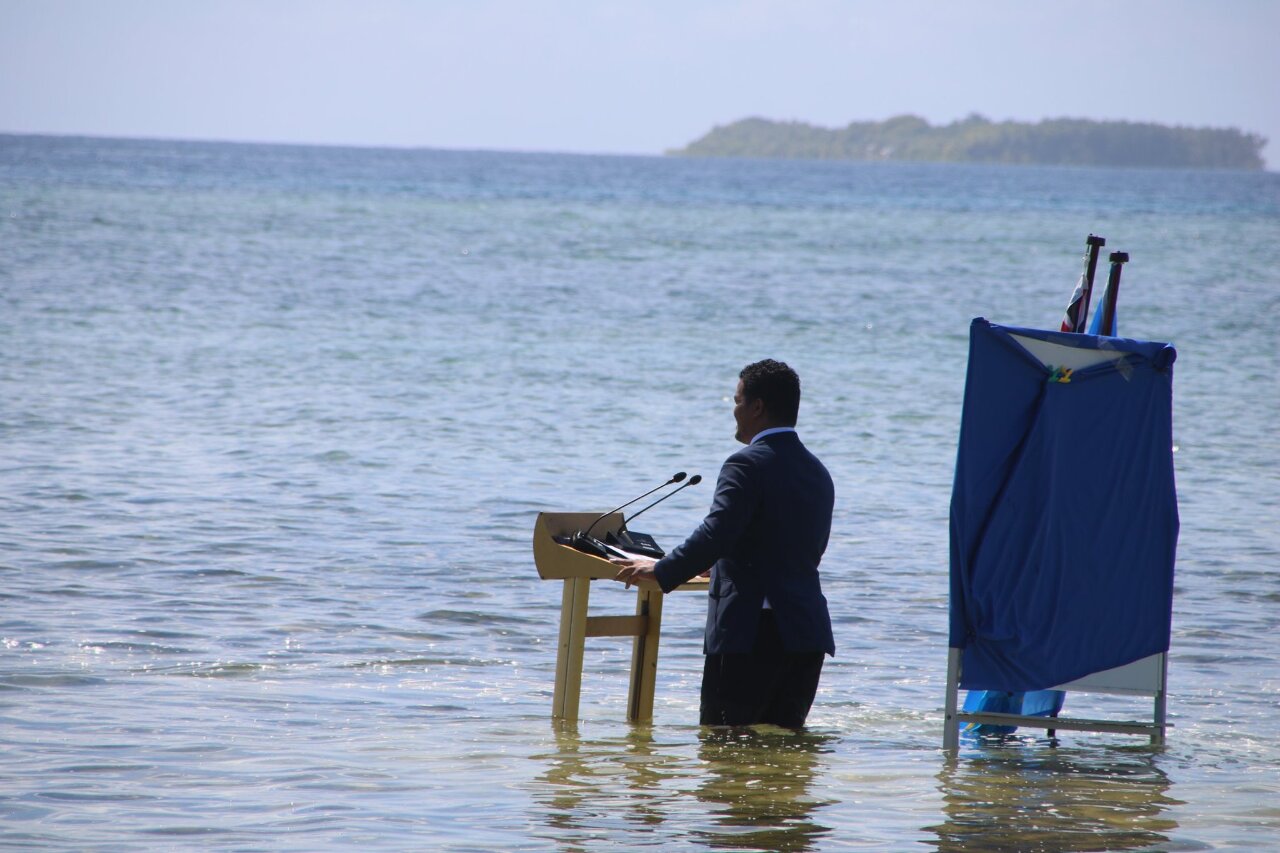 Le ministre Simon Kofe (Image : Page Facebook du Ministry of Justice, Communication and Foreign Affairs, Tuvalu Government)