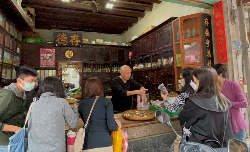 Tsai Ing-wen souhaite plus de pratique de la médecine traditionnelle chinoise à l’étranger