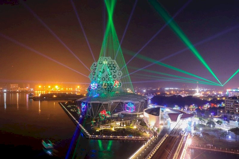 Le centre de la musique pop à Kaohsiung célèbre Noël avec le jeu de lumière (Photo CNA)