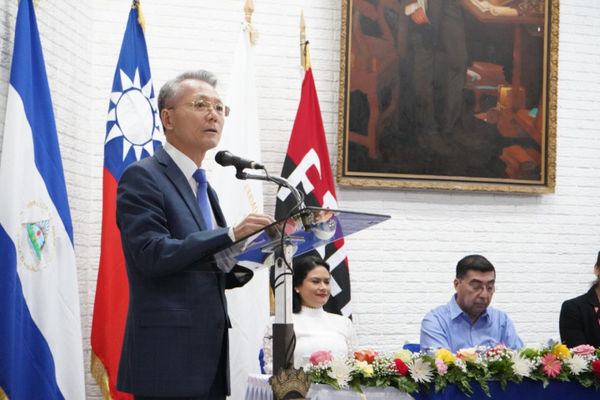 L’obtention de la citoyenneté nicaraguayenne par l’ancien ambassadeur taïwanais sur place après la rupture diplomatique suscite le débat