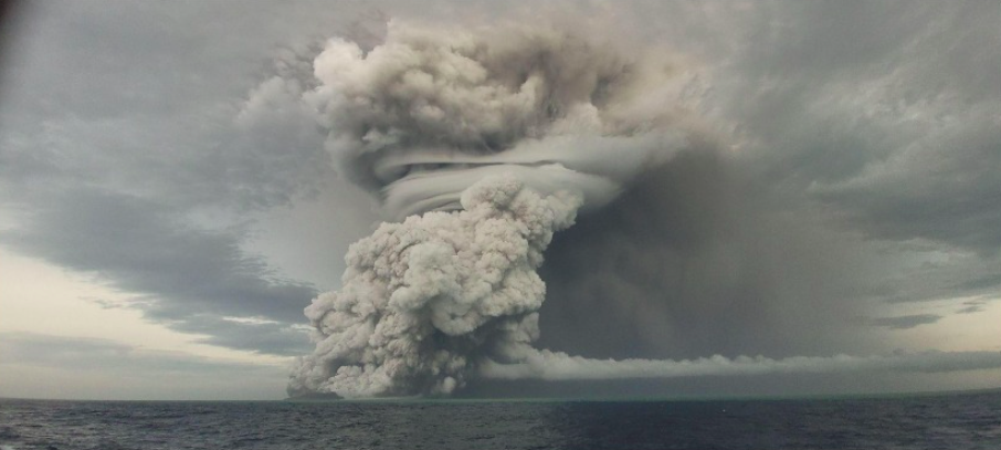 Une éruption sous-marine au large des Tonga provoque un tsunami (Image : FB/Tonga Geological Services)