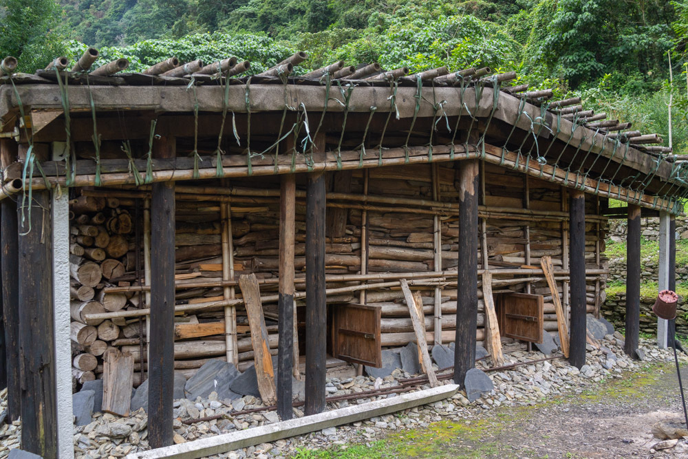 Maison traditionnelle des autochtones Atayal, semi-enterrée et donc plus résistante aux vents des typhons, qui sont fréquents dans l'est de Taiwan © Sasa