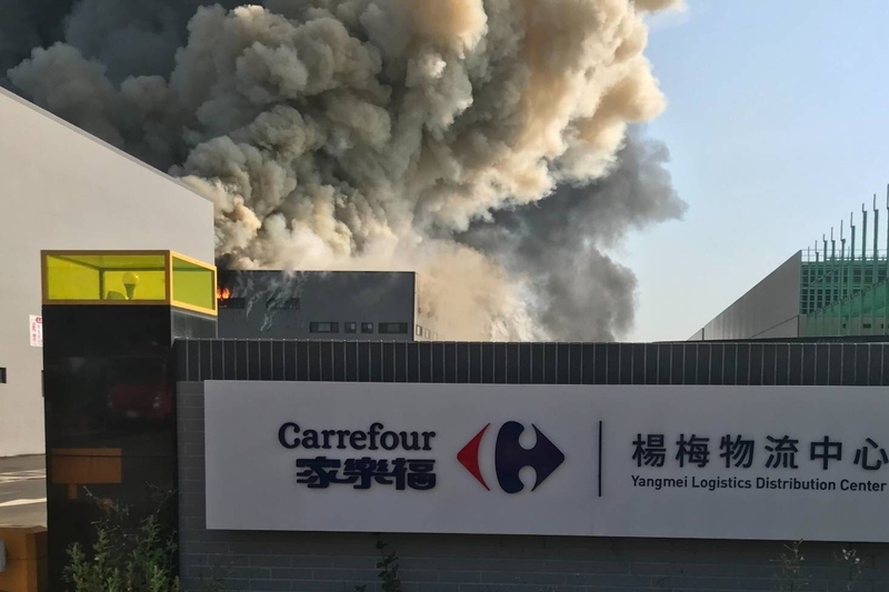 Un entrepôt de Carrefour logistics en proie aux flammes à Taoyuan