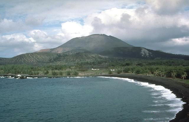 L'île de Pagan, aux Îles Mariannes du Nord (Norm Banks, U.S. Geological Survey, Public domain, via Wikimedia Commons)