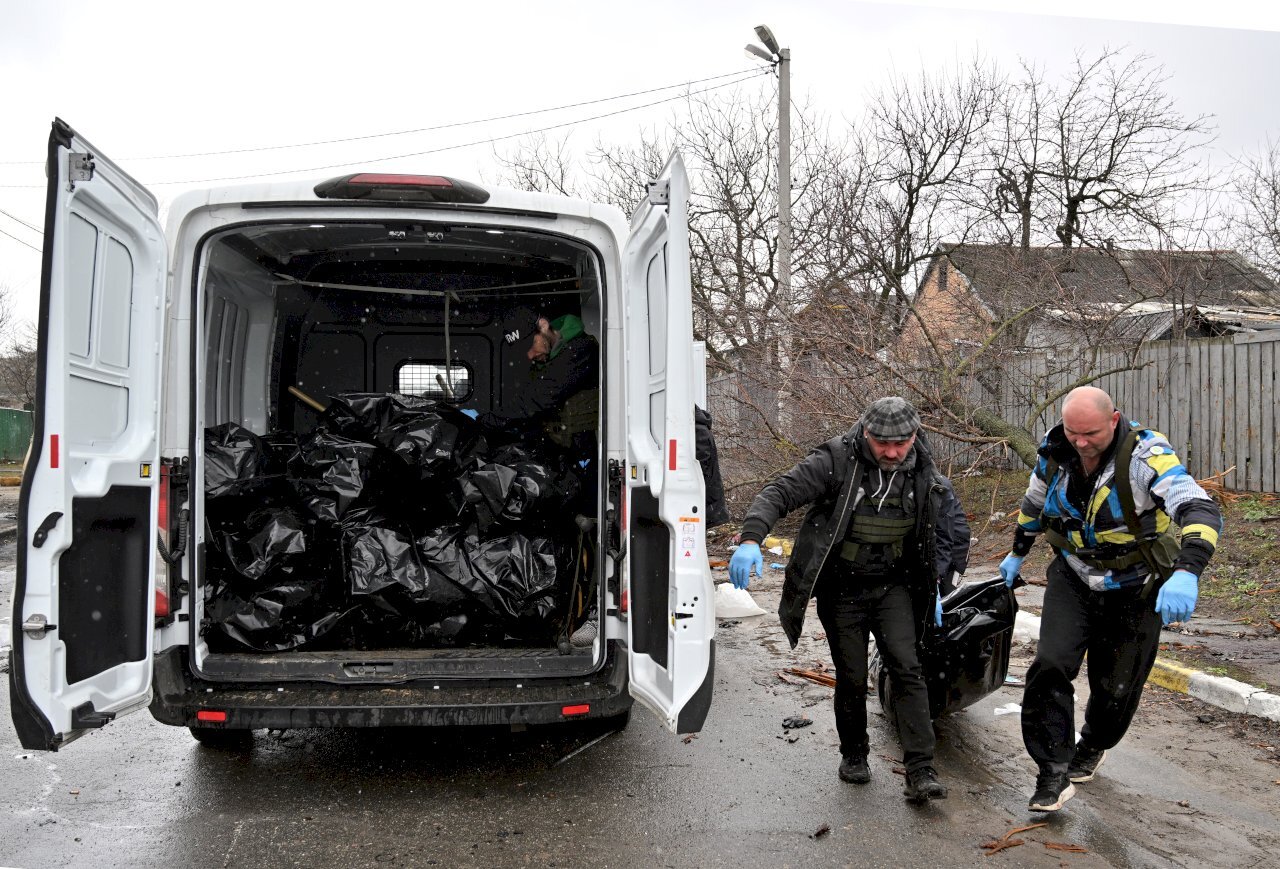 Dans une rue de Boucha, près de Kiev, plus de 20 corps ont été trouvés après la retraite des forces russes de la ville. (Image : AFP)