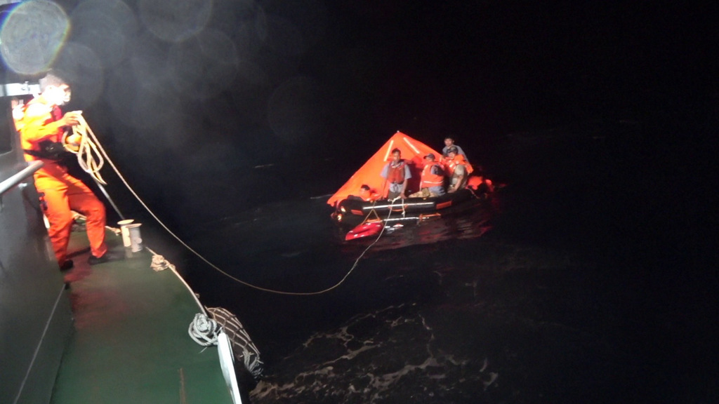 9 membres d’équipage secourus après le naufrage d’un cargo au large de Taitung