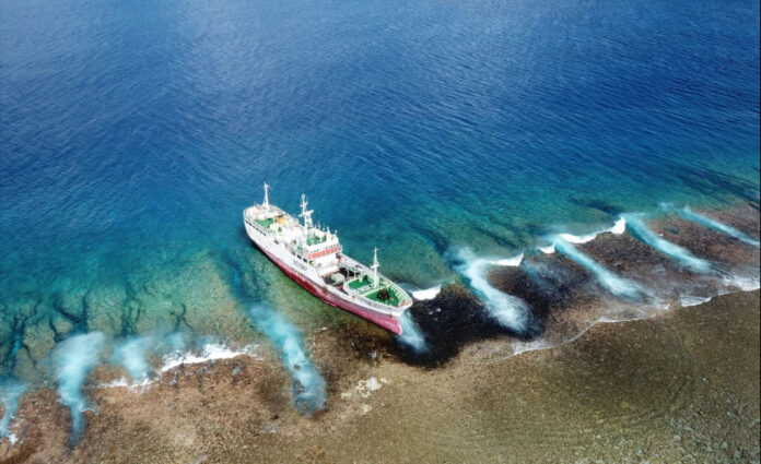 En Polynésie française, début des opérations pour démanteler un bateau de pêche chinois échoué sur les récifs depuis 2020 (Image : Présidence de la Polynésie française)