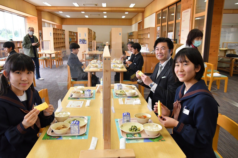 Les ananas taïwanais dans les assiettes des écoliers japonais