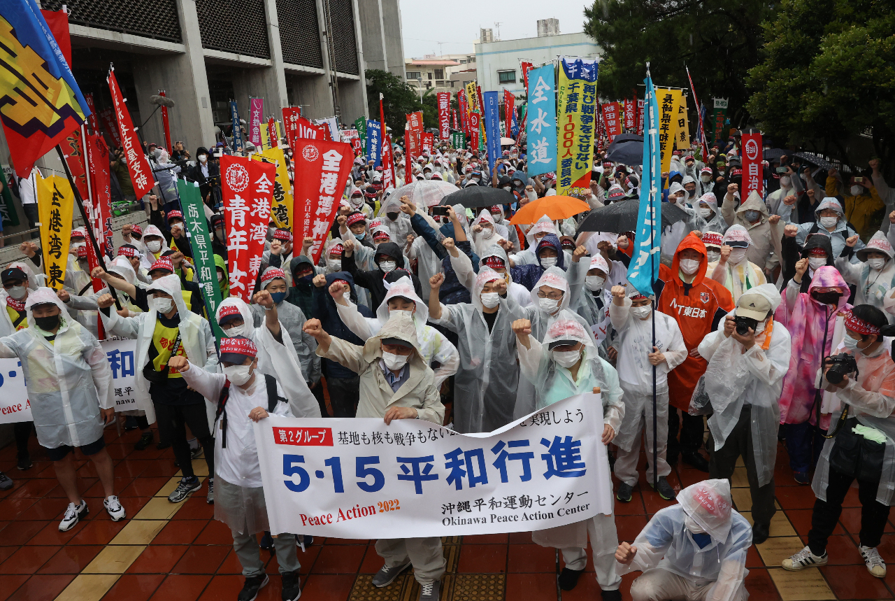 Manifestation, le dimanche 15 mai dans les rues d'Okinawa, pour la paix et contre les bases militaires américaines dans l'archipel (Image : AFP)