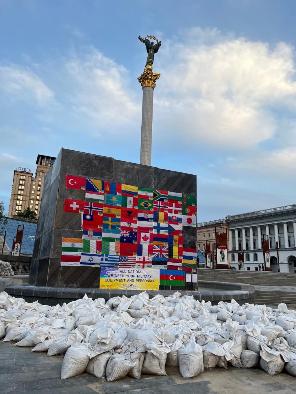 Le drapeau taïwanais sur la place de l’indépendance de Kyiv
