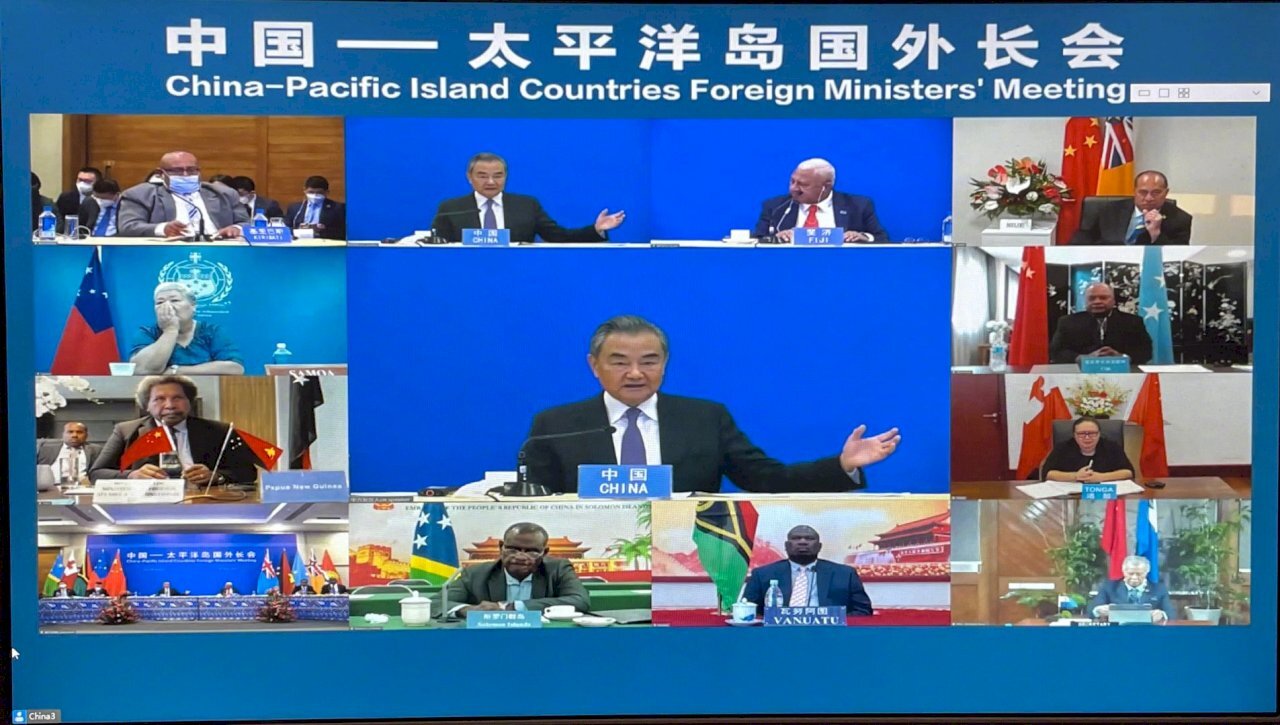 Visioconférence, le 26 mai 2022, entre le ministre chinois des Affaires étrangères Wang Yi et ses homologues de 10 pays du Pacifique (Image : Weibo / ministère chinois des Affaires étrangères)