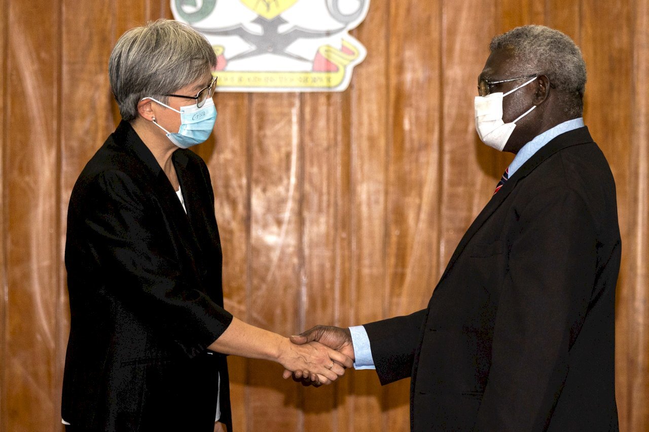 La ministre des Affaires étrangères australienne Penny Wong rencontre, le 17 juin 2022, le Premier ministre des Salomon Manasseh Sogavare (Image AFP)