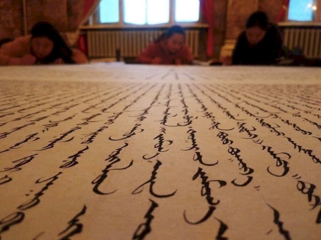 Calligraphie en langue mongole lors d'un mouvement de contestation contre la politique linguistique chinoise menée en Mongolie intérieure (Image : Twitter / Nicholastrad)