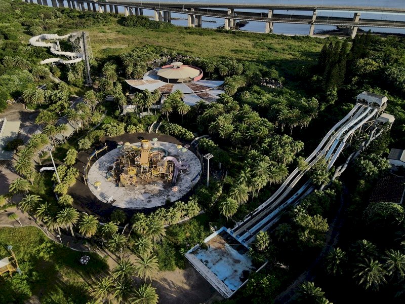 Le parc à thème Formosa Fun Coast est fermé au public depuis sept ans lorsqu’une fête du samedi soir a tourné au drame. Sept ans après la tragédie, le parc à l'abandon n'est plus que ruines. La nature a repris ses droits et les installations du parc sont à peine visible. (Photo CNA)